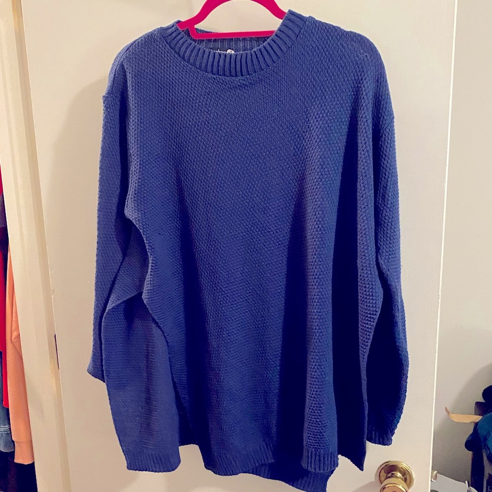 🌎 Navy open side-slit sweater
